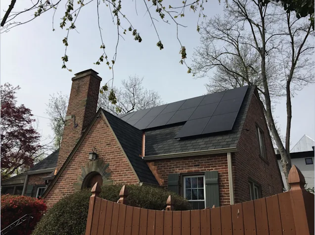 House With Solar Panels By District Energy
